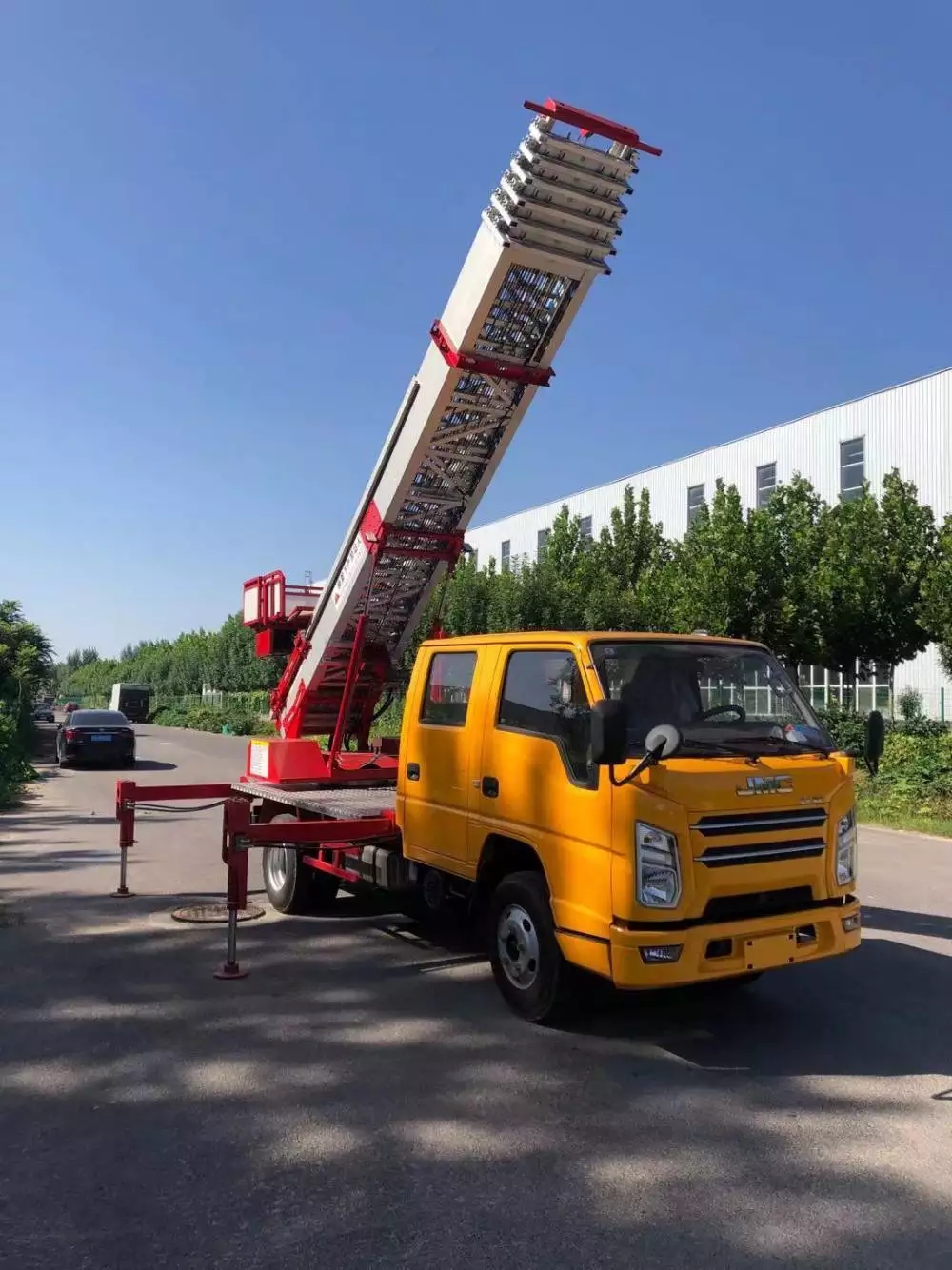 招远附近的云梯车出租服务：轻松解决高空作业需求